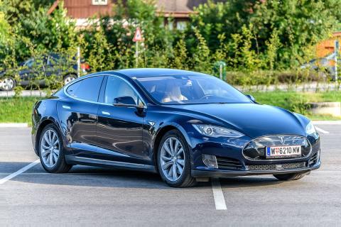 Электромобиль Tesla 2014 года оценили в 2,79 млн рублей — РГ