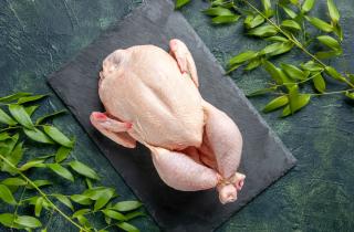 Специалисты напомнили, что сочность курицы зависит от температуры, времени и правильного расположения на противне