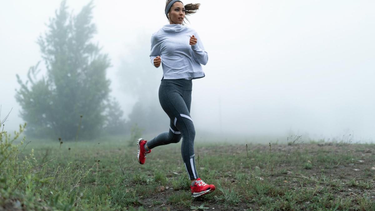 Девушка бежит по лесу