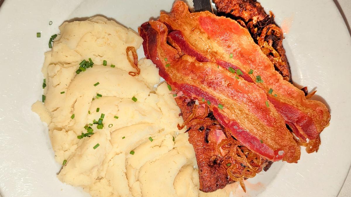 Печень с беконом, луком и картофельным пюре Печень с беконом, луком и картофельным пюре