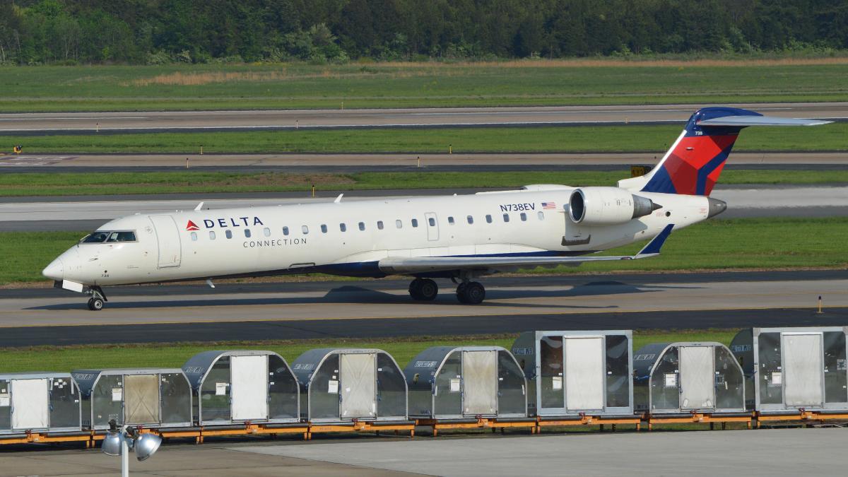 Пассажирский самолет Bombardier CRJ-700 Пассажирский самолет Bombardier CRJ-700