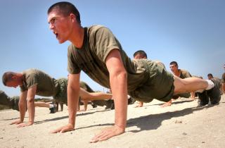 Классические отжимания — базовое упражнение, которое тренеры называют основой силовой подготовки