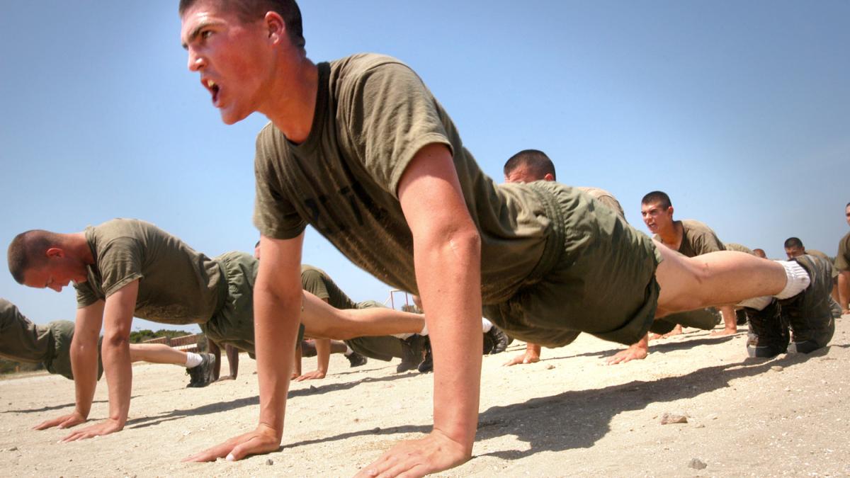 Группа мужчин отжимается Группа мужчин отжимается