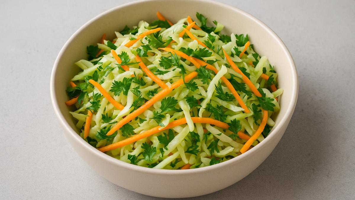 Лёгкий салат из капусты и моркови