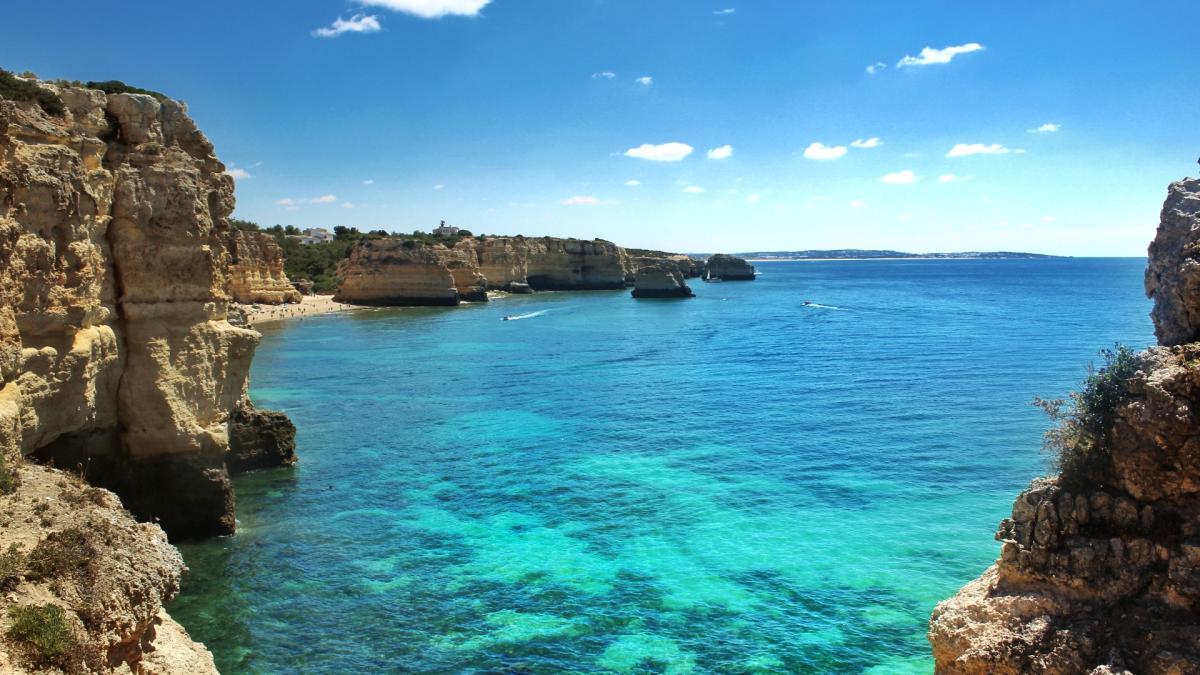 Панорамный вид на голубое море пляжа Маринья в Карамужейре, Лагоа, Алгарве .