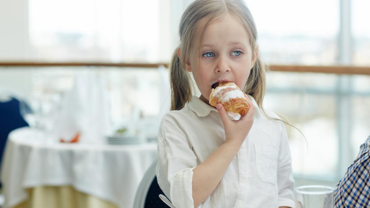 девочка ест сладкое девочка ест сладкое