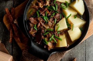 Готовка в глиняных горшочках сохраняет сочность мяса и аромат овощей