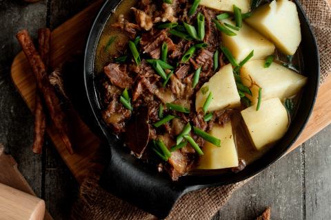 Готовка в глиняных горшочках сохраняет сочность мяса и аромат овощей