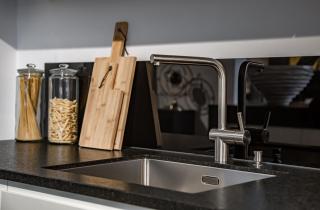 Выдвижные полки и корзины помогают навести порядок под раковиной