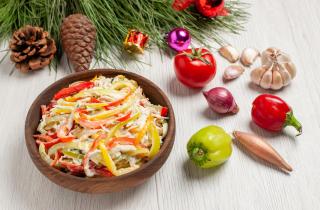 Для салата с крабовыми палочками требуется нарезка ингредиентов соломкой — повар