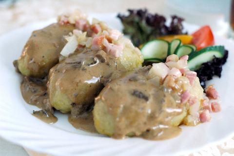 Картофельную массу для цеппелинов рекомендуют сильно отжимать, чтобы тесто не рассыпалось — кулинарные специалисты