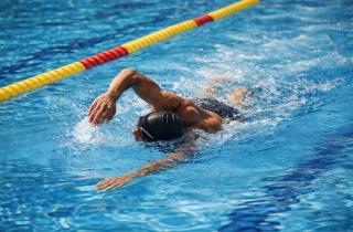 30 минут в бассейне меняют форму без диет: жир уходит быстрее, чем в тренажёрном зале