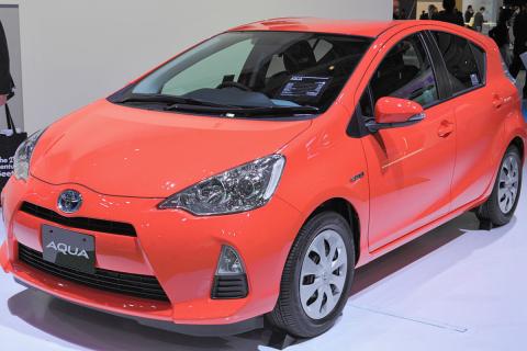 Toyota Aqua 2025: новые фары, цифровая панель и системы безопасности ADAS 3.0