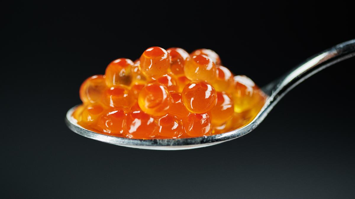 Икра лососевая на ложке