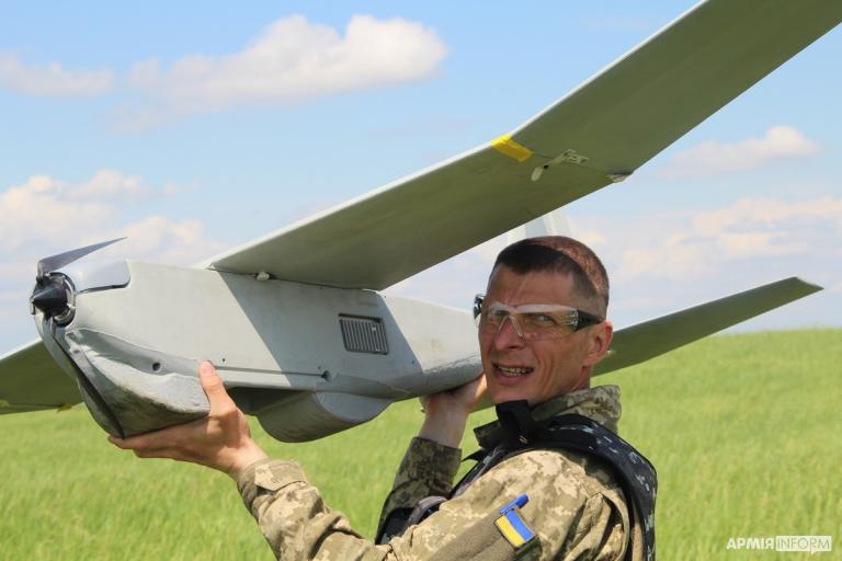 Боец ВСУ запускает БПЛА Боец ВСУ запускает БПЛА