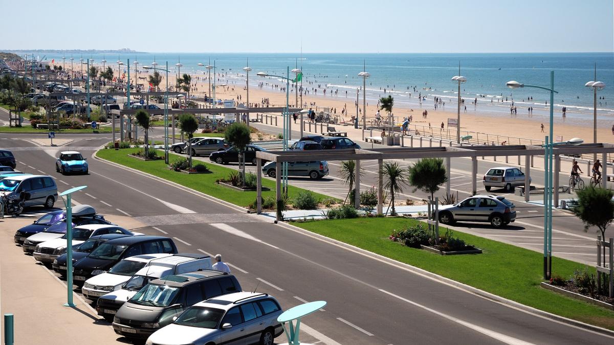 Прибрежная эспланада Сен-Жан-де-Мона во Франции