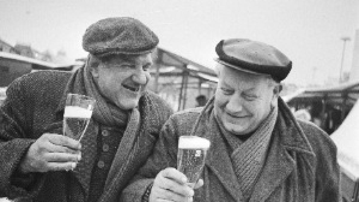 Oude mannen op Waterlooplein brengen dronk uit op 1971, Bestanddeelnr 924-1300