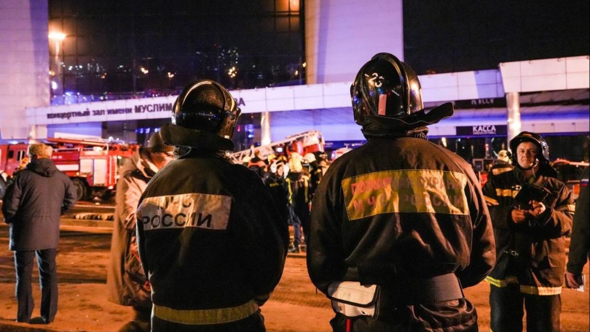 Спасатели у "Крокус сити холла" Спасатели у "Крокус сити холла"