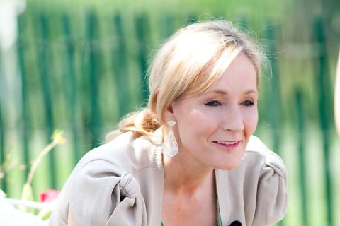 Джоан Роулинг отметила реалистичность костюмов и декораций на съёмках нового сериала по 