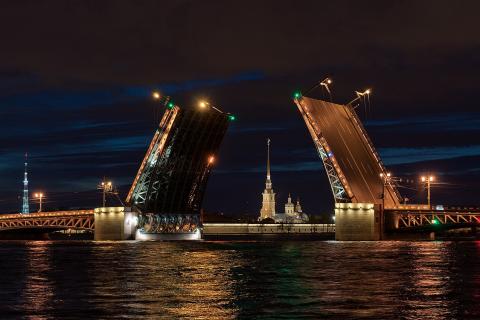 В Петербурге Дворцовый мост развели под музыку Виктора Цоя