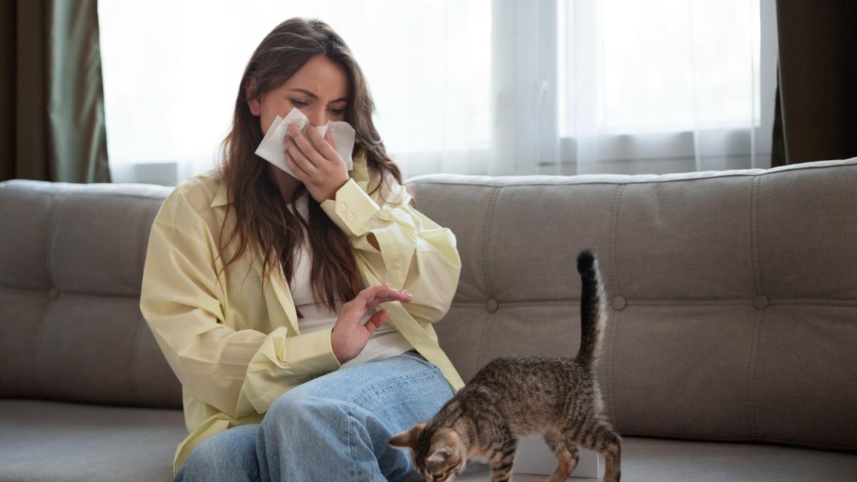 Женщина страдает аллергией на домашних животных