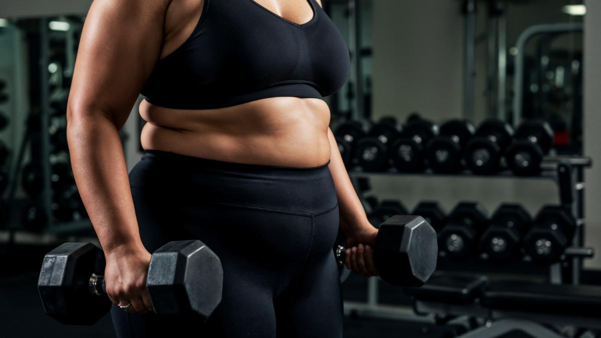 Человек занимается спортом