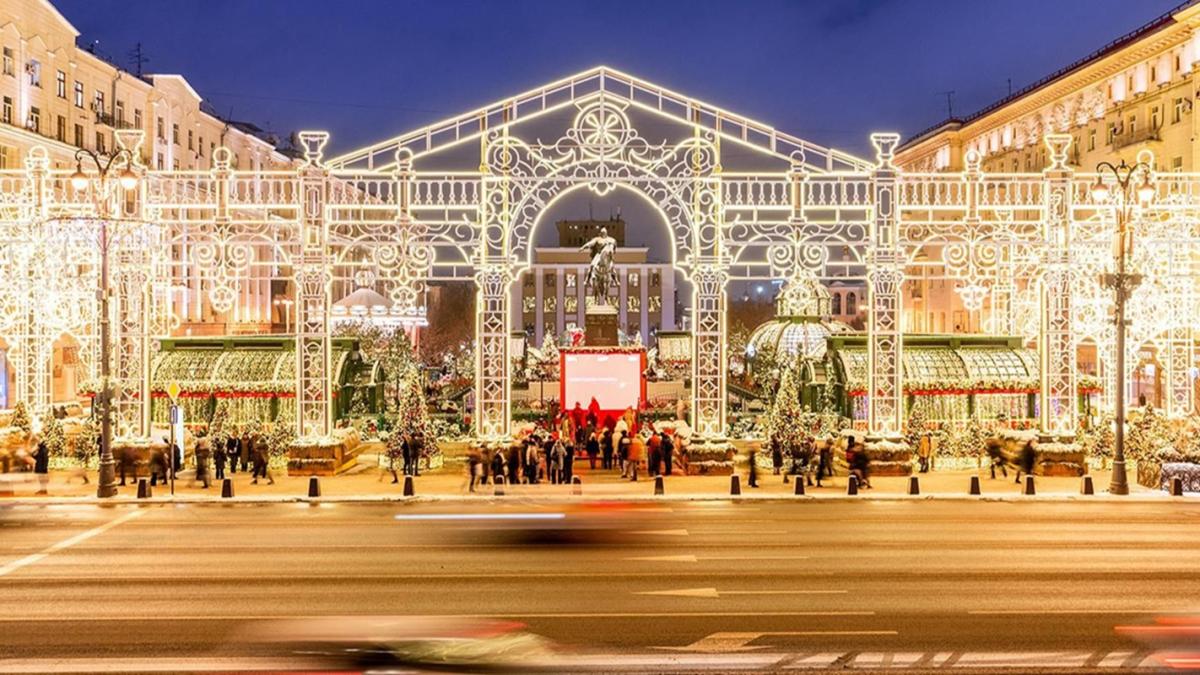 Монтаж самой длинной новогодней арки в Москве