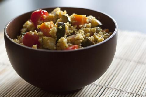 Рецепт салата с кускусом и тунцом: быстрое блюдо за 15 минут