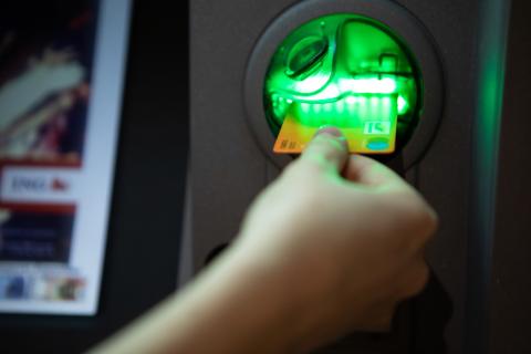 Банки снизили лимиты снятия наличных для всех клиентов — Пашин