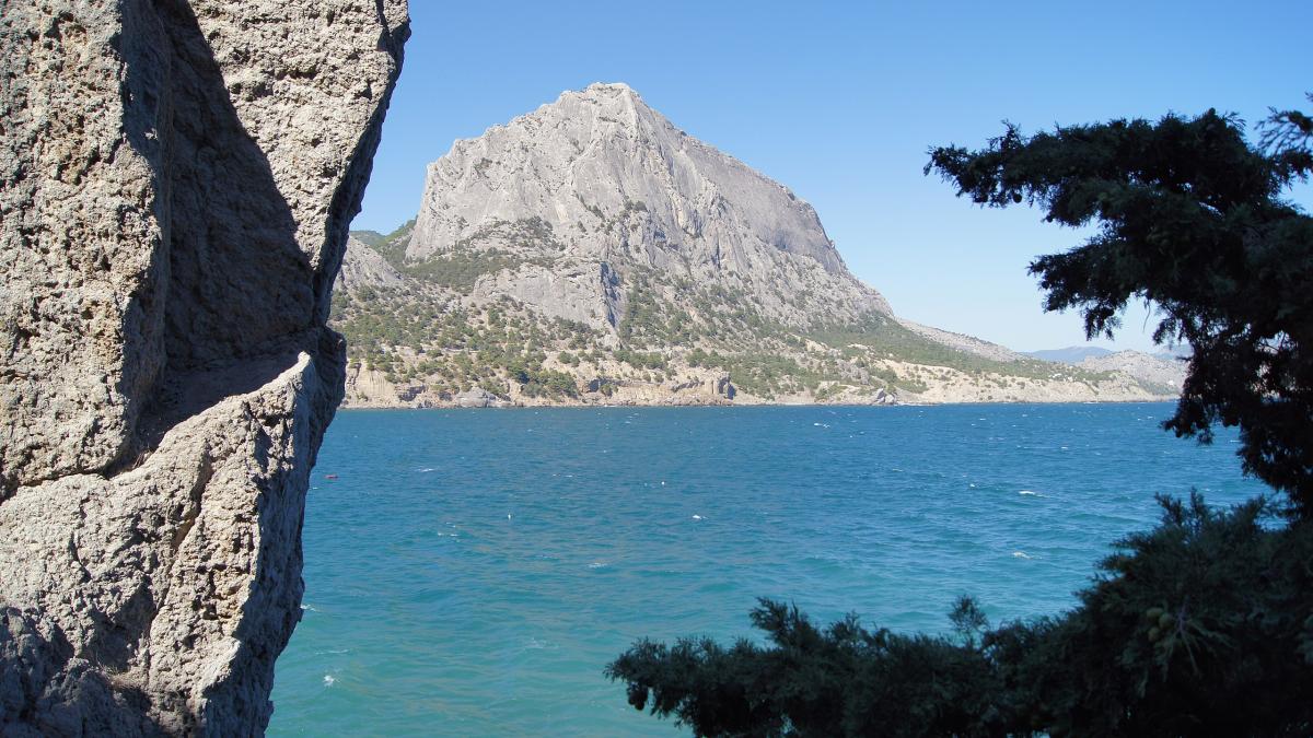 Новый Свет, Крым. Гора Сокол (Куш-Кая). Рифовый массив юрского периода, органического происхождения.