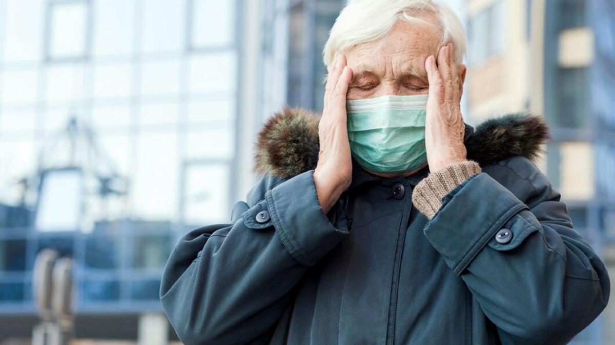 Пожилая больная в маске