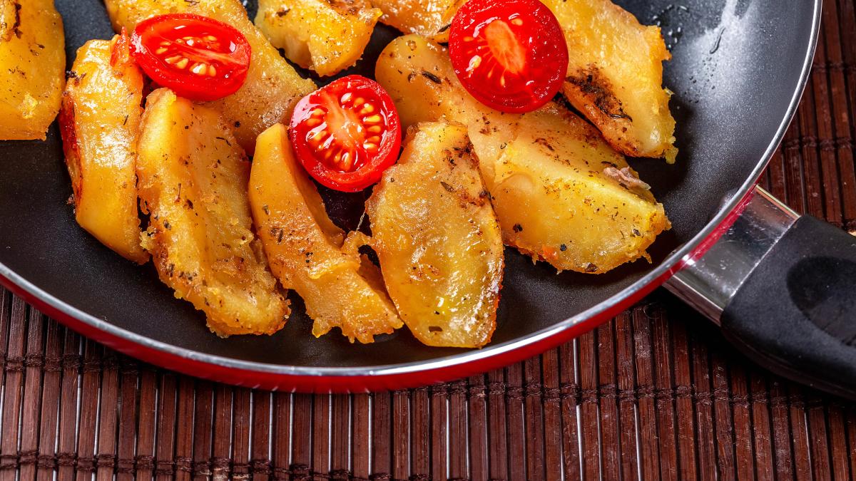 Жареный картофель с розмарином и помидорами Жареный картофель с розмарином и помидорами
