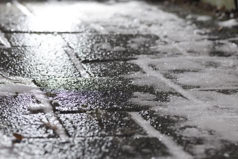 Домашний раствор со спиртом и моющим средством помогает бороться с гололёдом