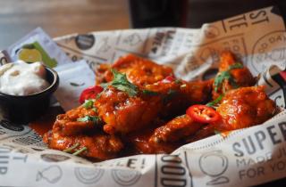 Медово-горчичные и барбекю-крылышки вошли в список популярных блюд для пикников