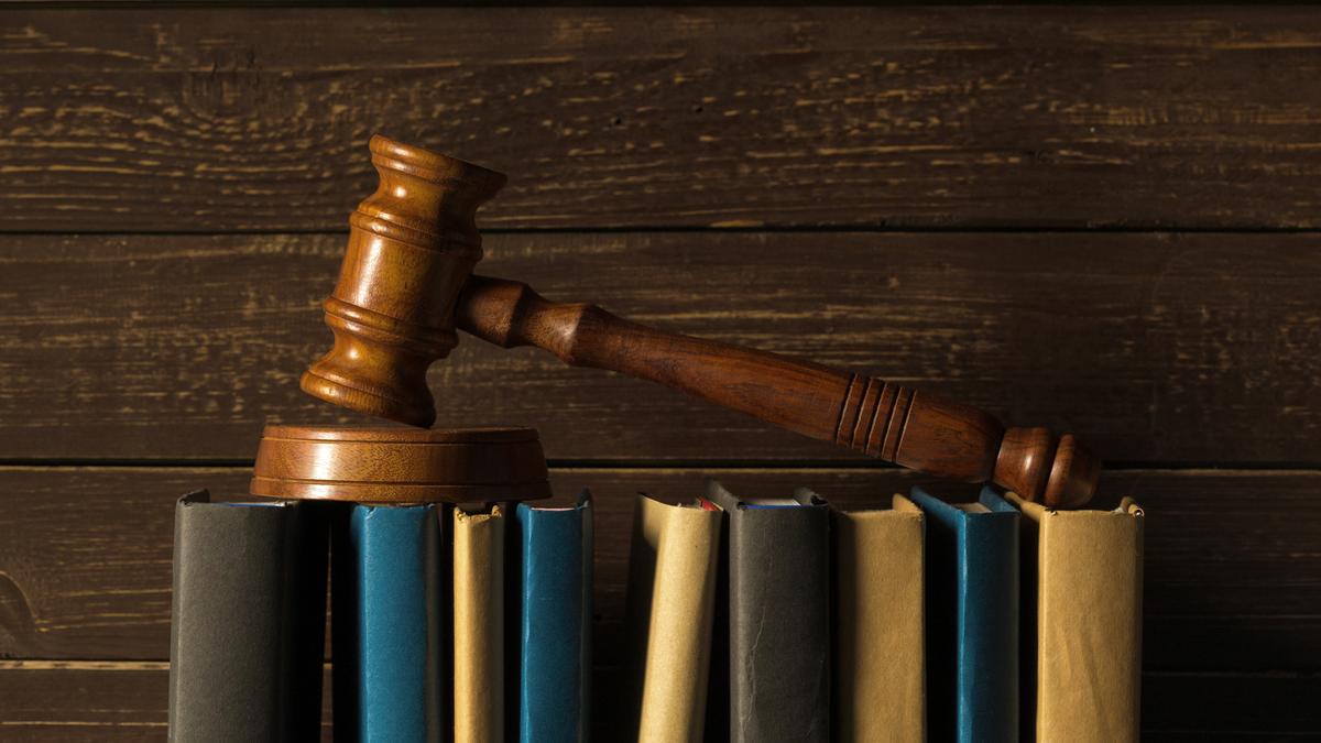Молоток судьи на книгах