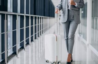 Стояние у багажной ленты мешает получению чемоданов — авиакомпании