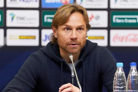 Карпин поддержал инициативу Минспорта о чтении и предложил роман Дефо для футболистов