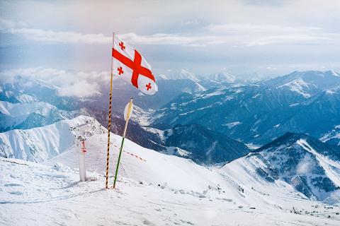 Shot: россиян с детьми начали разворачивать на границе с Грузией из-за устаревших фото в паспортах