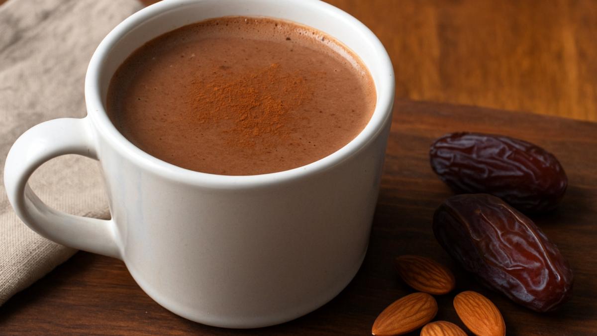Какао с финиками и миндальным молоком Какао с финиками и миндальным молоком