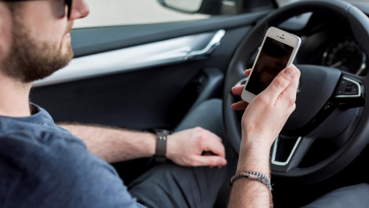 смартфон за рулем