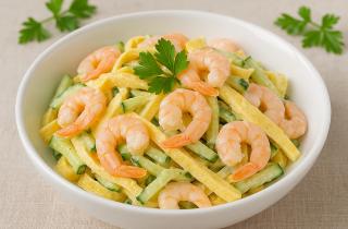 Салат с креветками на основе майонеза является популярным праздничным блюдом — повар