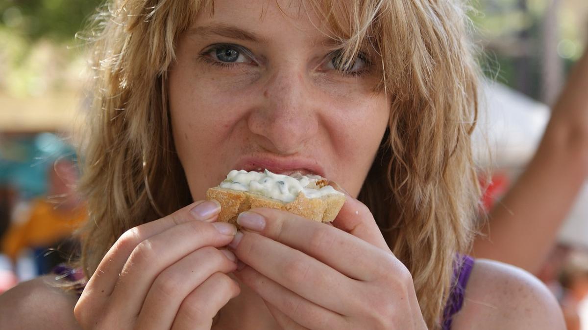 Женщина ест