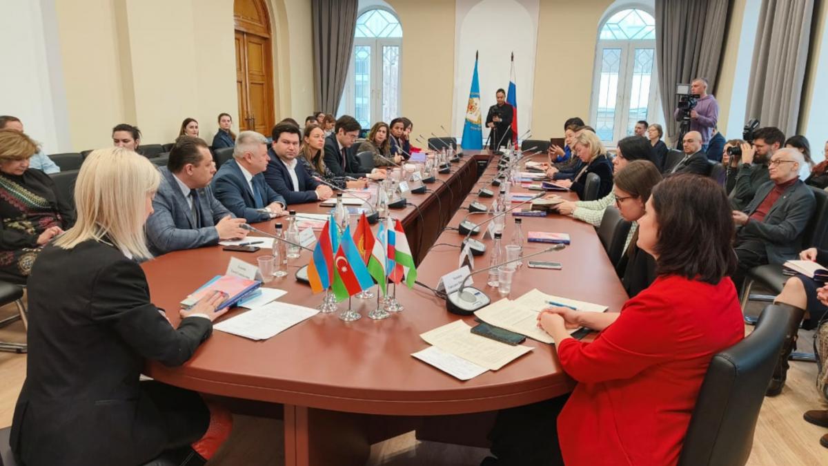 Презентация сборника Легенды каменных великанов в Московском государственном лингвистическом университете Презентация сборника Легенды каменных великанов в Московском государственном лингвистическом университете