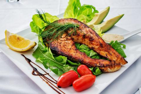 Кулинары жарят стейк кеты на сковороде с чесноком и маслом
