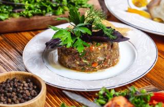 Холодец из свиных ножек и говядины застывает естественным образом — повар