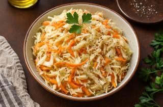 Витаминный салат из капусты, моркови и яблока готовится без уксуса — повар