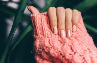 Персиковый нюд стал популярным оттенком маникюра в 2026 году — Vogue