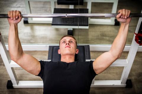 Программа дня в CrossFit: 4 раунда бега и приседаний с весом собственного тела