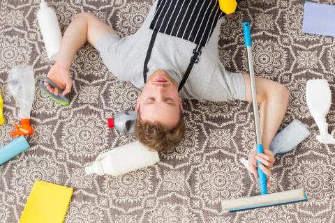 За холодильником и крупной техникой можно не убирать постоянно — клинеры