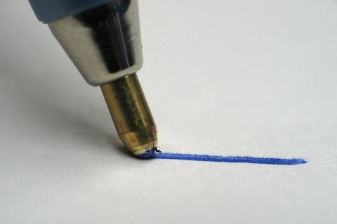 Корпуса старых ручек используют для создания системы полива на даче Корпуса старых ручек используют для создания системы полива на даче